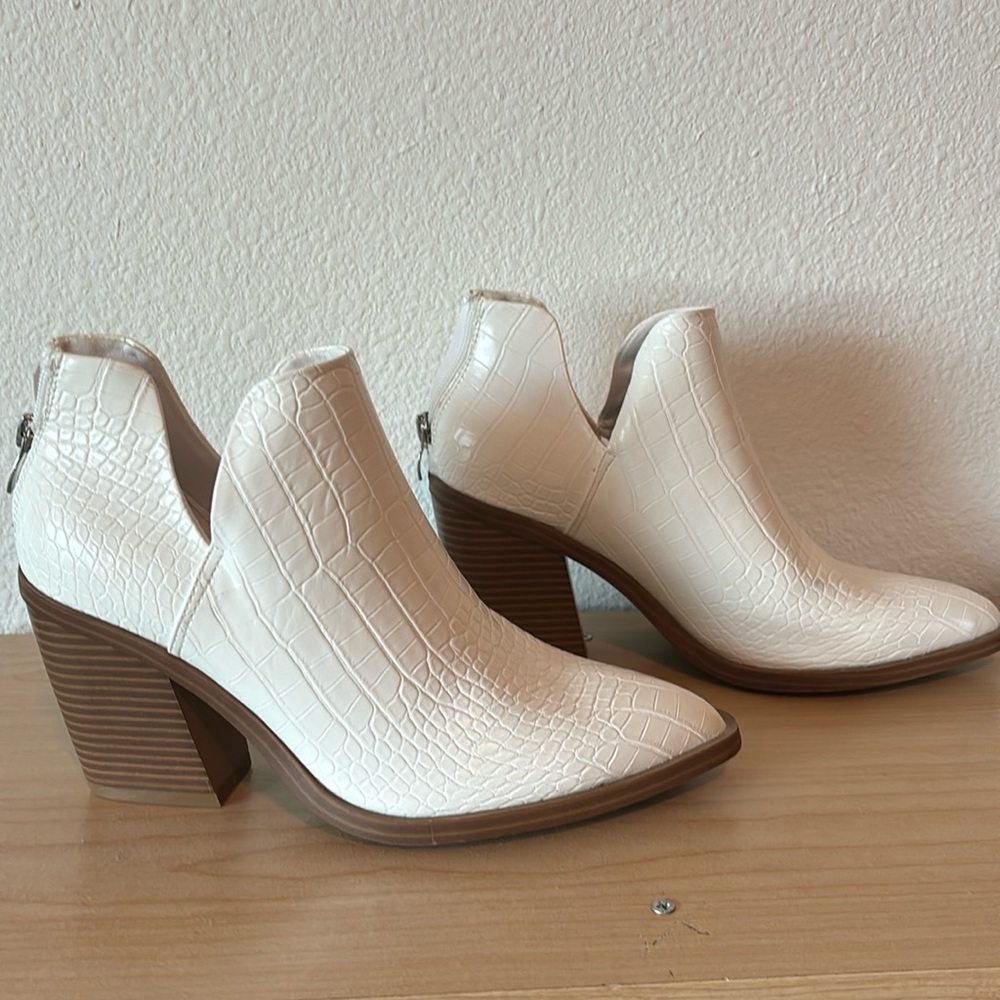 NWOT MySoft White Ankle Boots 7.5